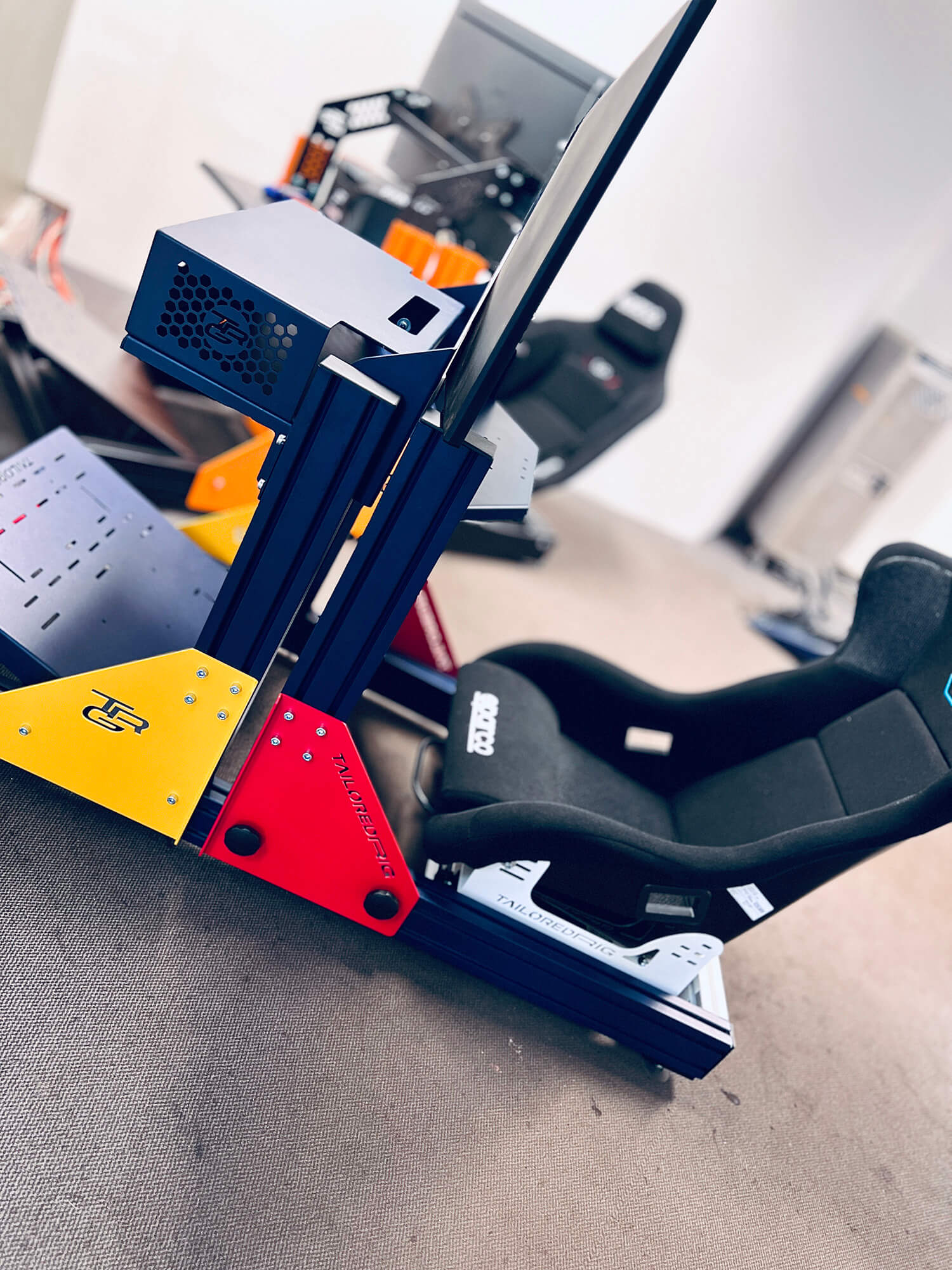 Dein Rig. Dein Style. Custom Sim Rig in ikonischen Racing-Farben.