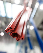 Detailaufnahme pulverbeschichteter Aluminium-Konstruktionsprofile in verschiedenen RAL-Farben | TailoredRig