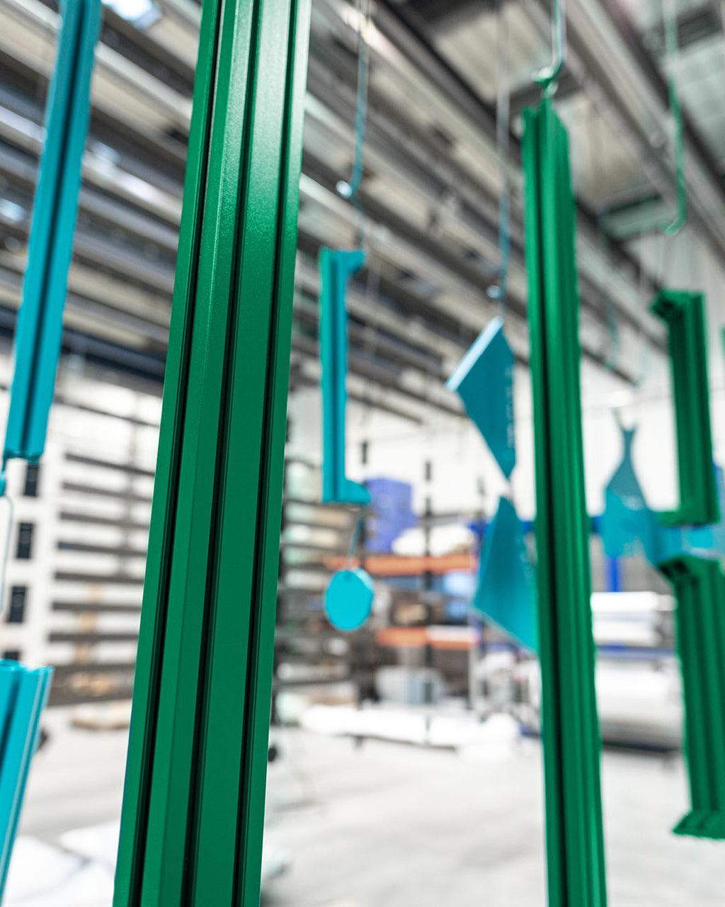 Alu-Profile in Grün und Blau – pulverbeschichtete Oberfläche mit feiner Struktur für Sim Rig Bau | TailoredRig