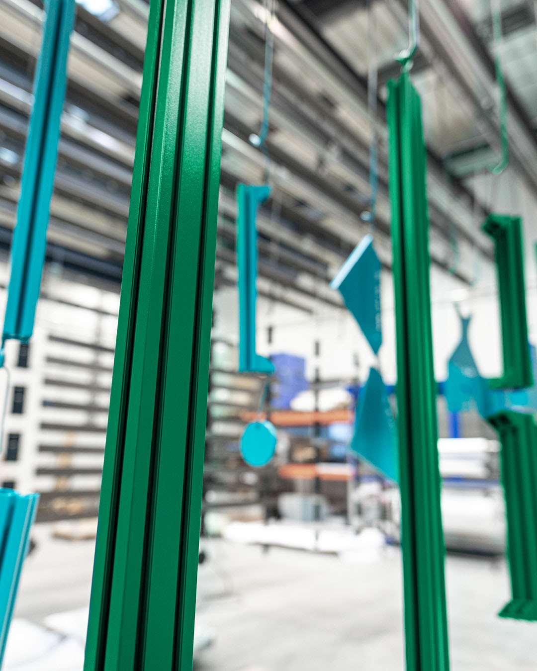 Alu-Profile in Grün und Blau – pulverbeschichtete Oberfläche mit feiner Struktur für Sim Rig Bau | TailoredRig