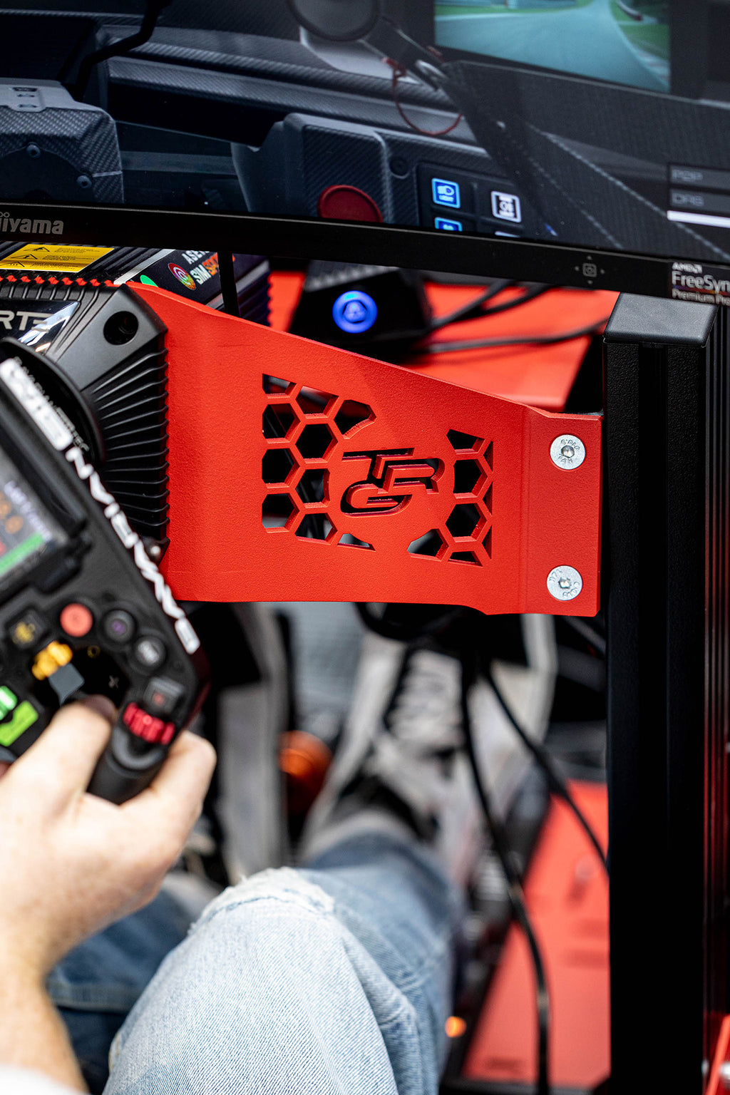 Fanatec CSL DD Side Mount in Rot – montiert am Sim Rig, vibrationsfeste Aluminiumhalterung mit präziser Passform | TailoredRig