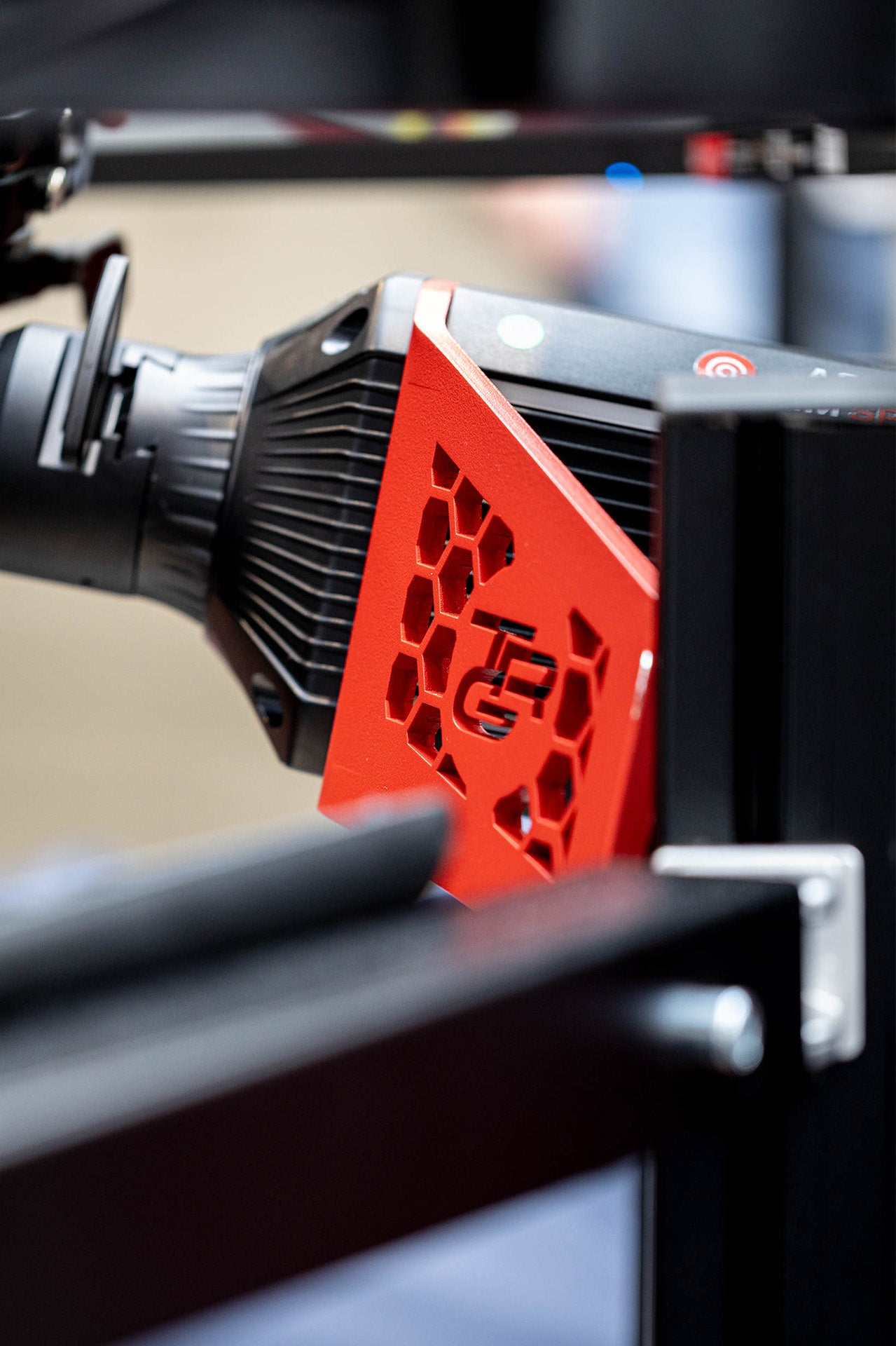CSL DD Side Mount in Rot – stabile Aluminiumhalterung für Fanatec Wheelbase, Seitenansicht am Sim Rig | TailoredRig