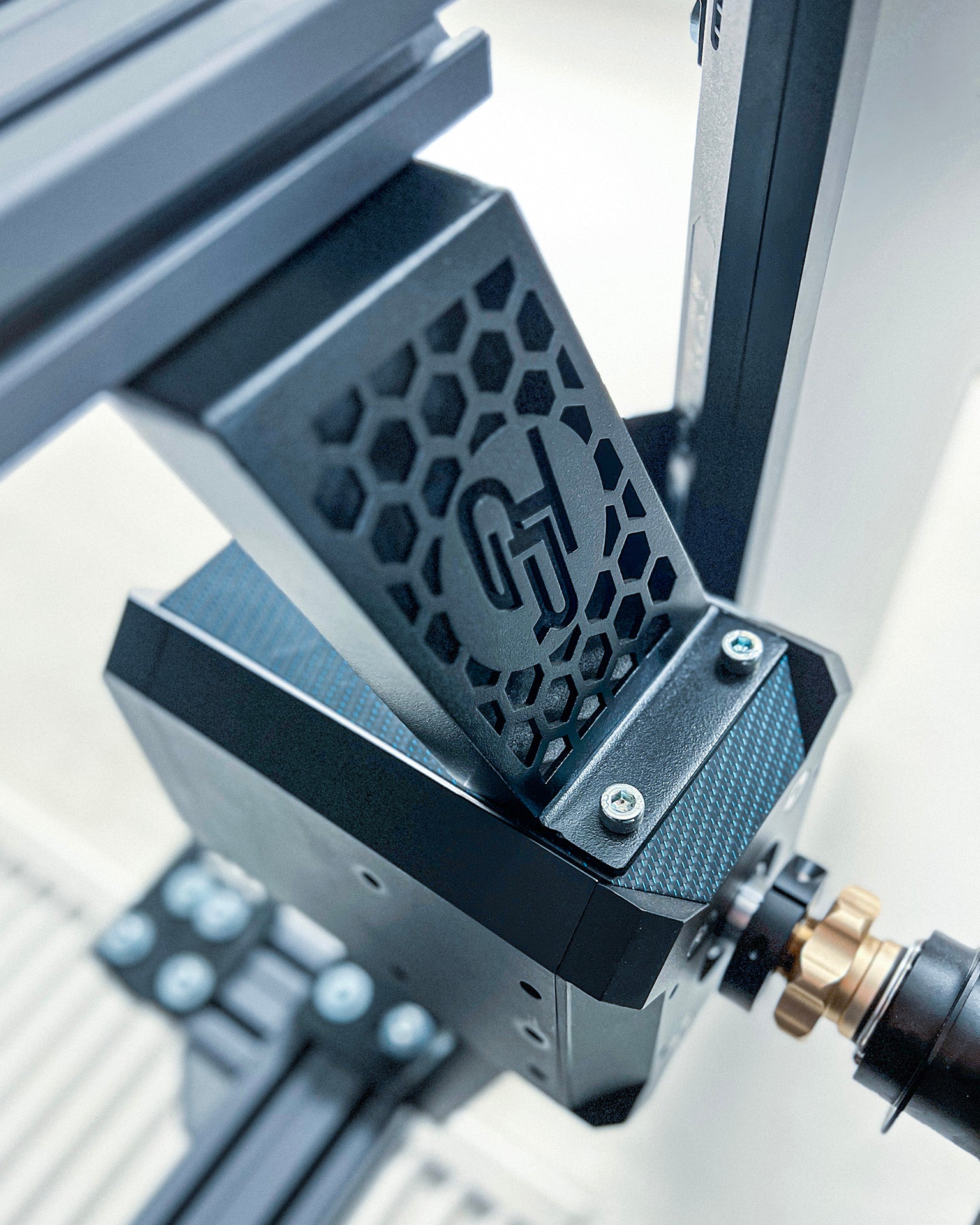 Fanatec DD1 + DD2 Side Mount in Schwarz – stabile Aluminiumhalterung montiert am Sim Rig für maximale Stabilität | TailoredRig