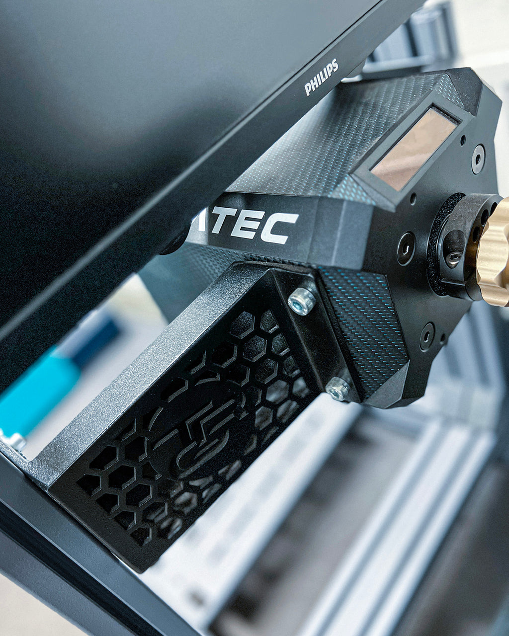 Fanatec DD1 + DD2 Side Mount – pulverbeschichtete Halterung in Schwarz, Seitenansicht am Sim Rig mit Wheelbase | TailoredRig