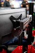 Triple-Screen-Halterung Schwarz – Seitenansicht der Aluminiumhalterung mit präziser VESA-Montage und pulverbeschichteter Oberfläche | TailoredRig