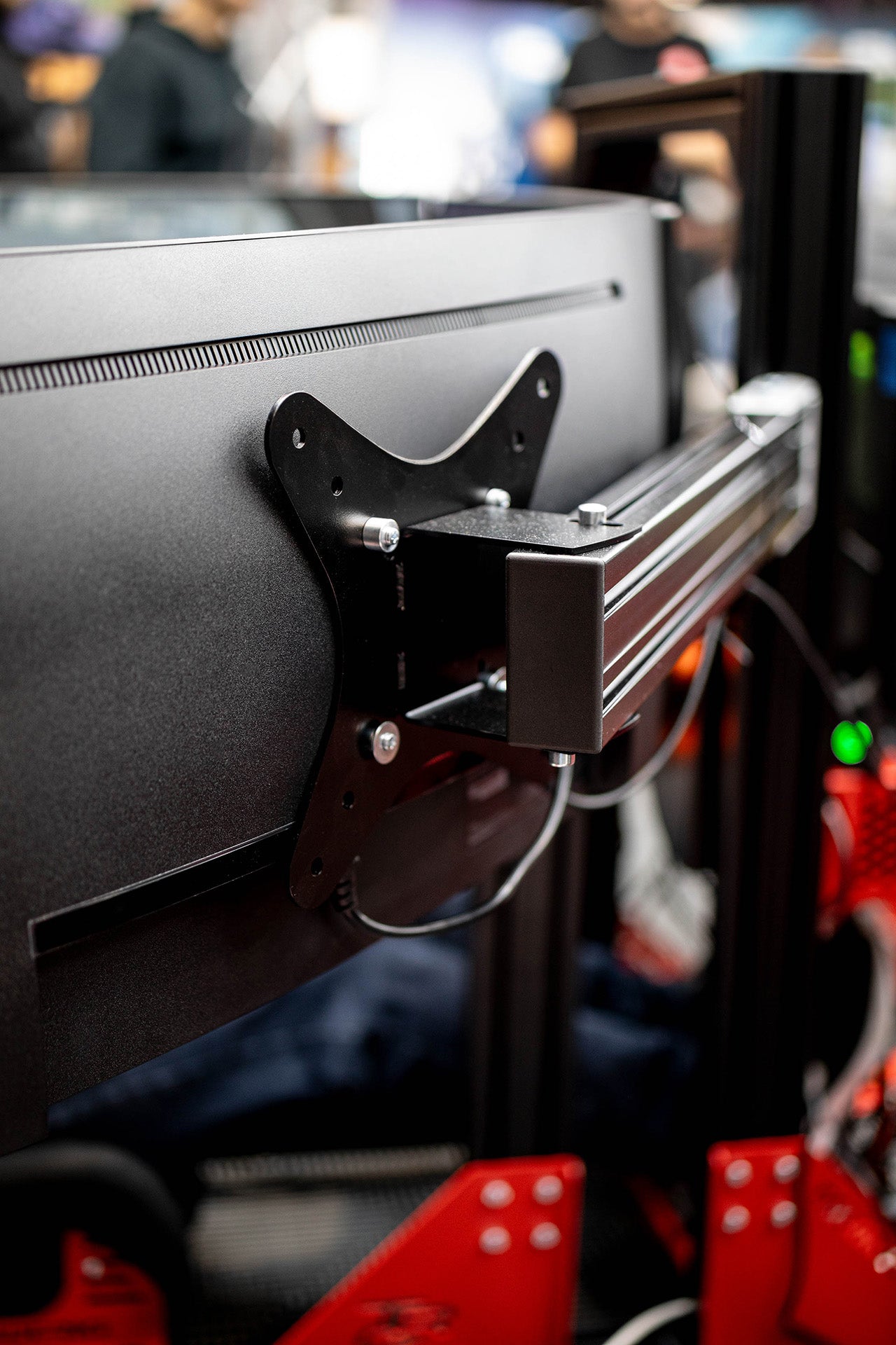 Triple-Screen-Halterung Schwarz – Seitenansicht der Aluminiumhalterung mit präziser VESA-Montage und pulverbeschichteter Oberfläche | TailoredRig