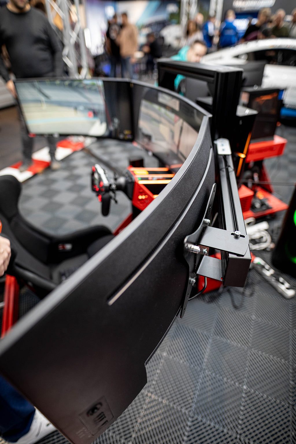 Triple-Screen-Halterung in Schwarz – montiert am Sim Rig mit drei Monitoren, stabile Aluminium-Konstruktion im Einsatz | TailoredRig