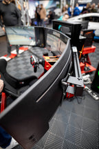 Triple-Screen-Halterung in Schwarz – montiert am Sim Rig mit drei Monitoren, stabile Aluminium-Konstruktion im Einsatz | TailoredRig