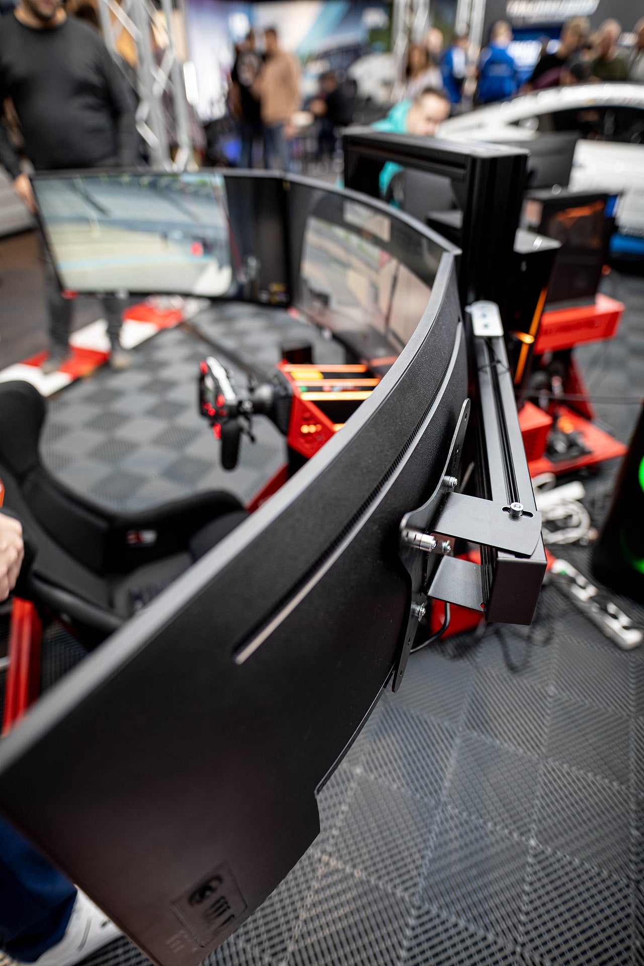 Triple-Screen-Halterung in Schwarz – montiert am Sim Rig mit drei Monitoren, stabile Aluminium-Konstruktion im Einsatz | TailoredRig