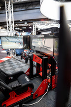 Triple-Screen-Setup am Sim Rig mit drei Monitoren – montiert auf der TailoredRig Triple-Screen-Halterung in Schwarz | TailoredRig